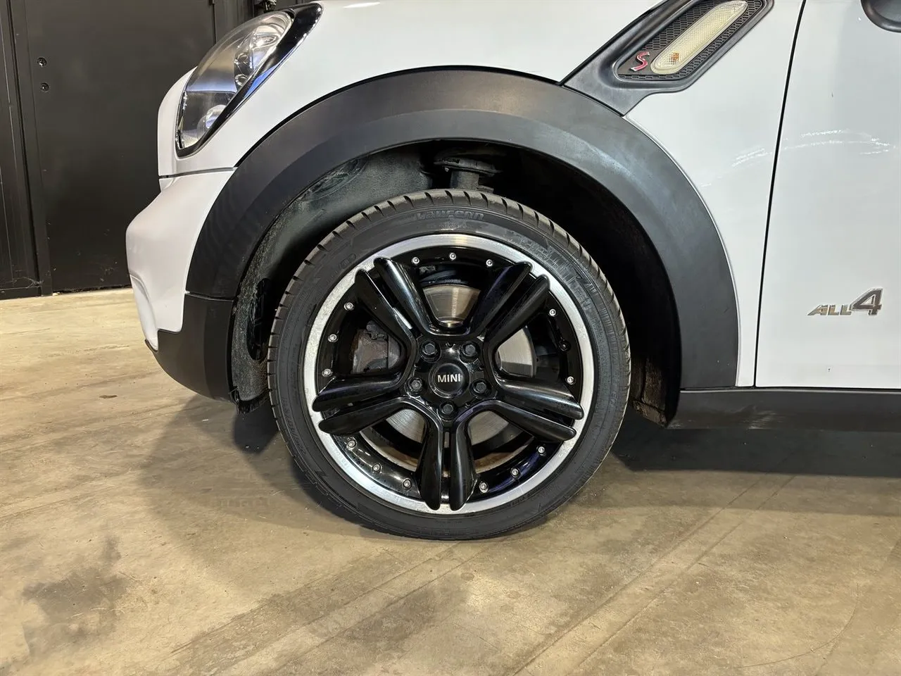 Vehicle image 16