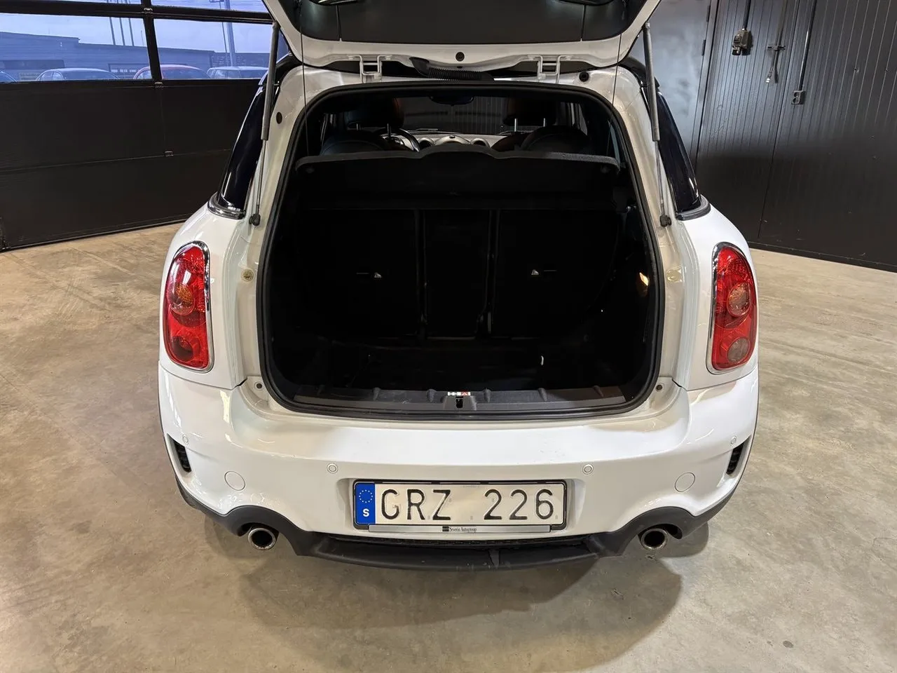 Vehicle image 15