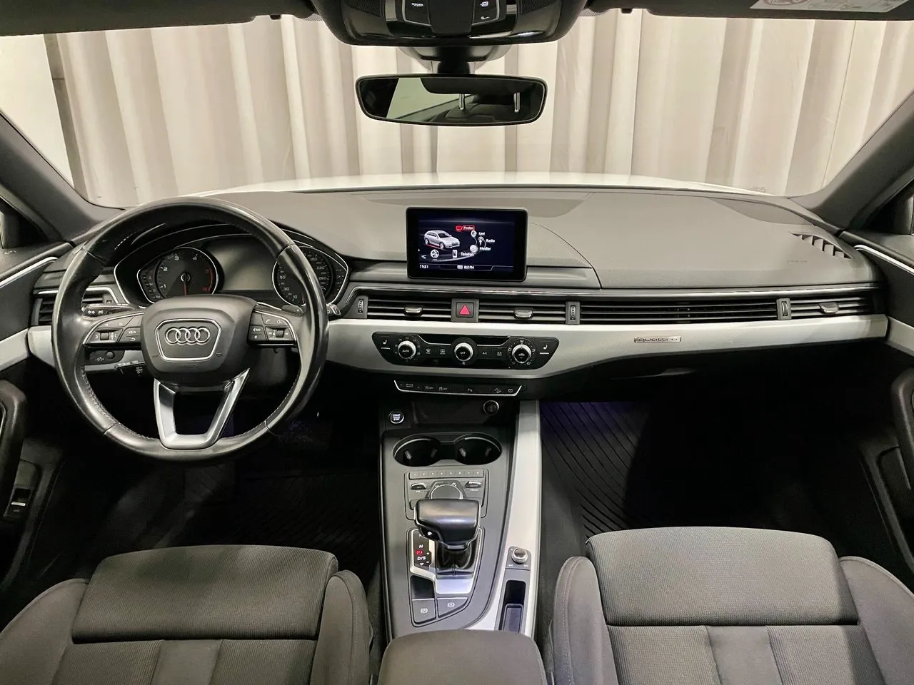Vehicle image 15