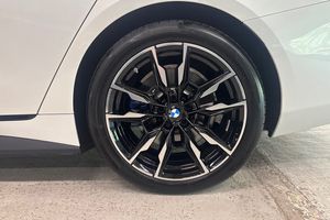 BMW i4 bild 17