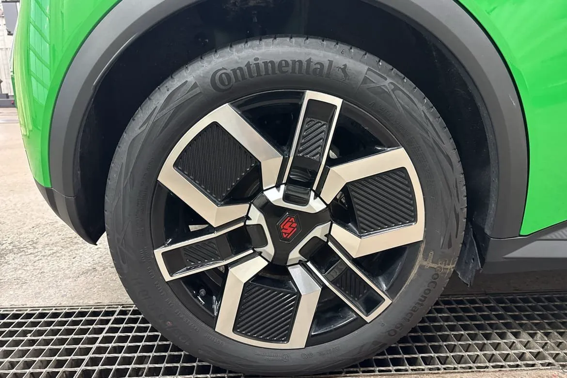 Vehicle image 10