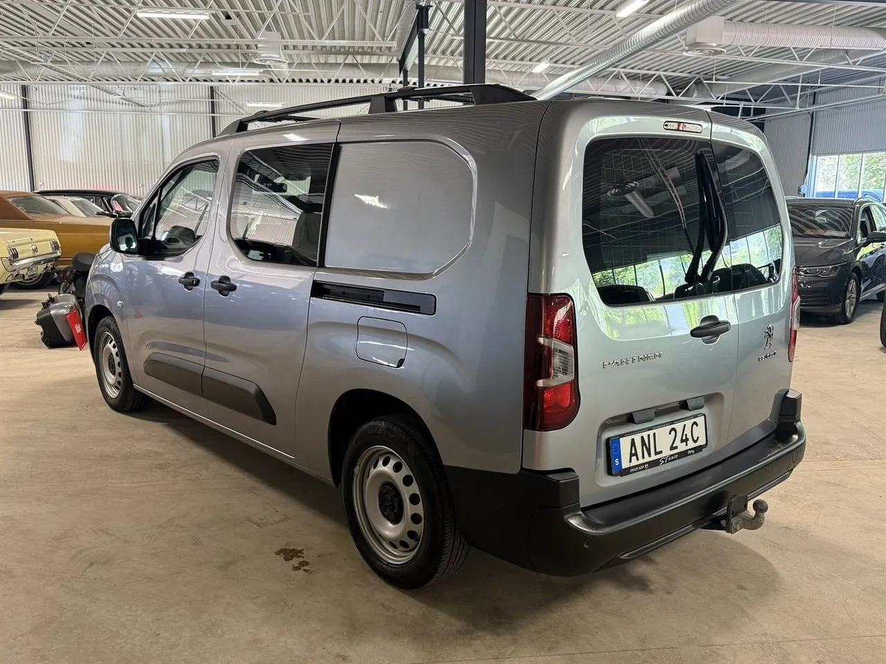 Vehicle image 4