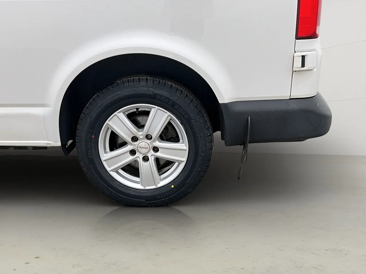Vehicle image 28