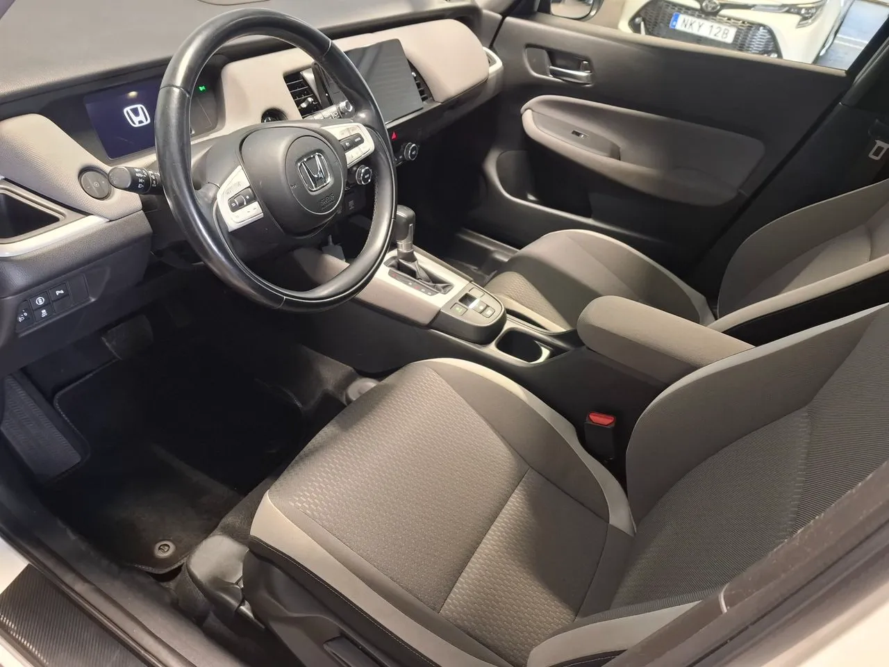 Vehicle image 10
