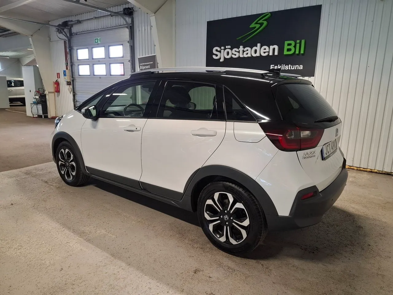 Vehicle image 4