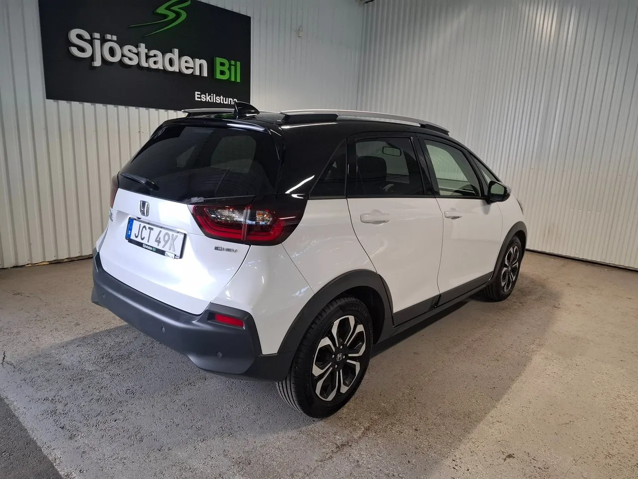Vehicle image 6