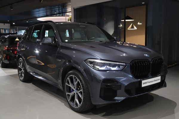 BMW X5 BMW X5 45e / M Sport / Komfortstolar / DAP / HUD - 2022