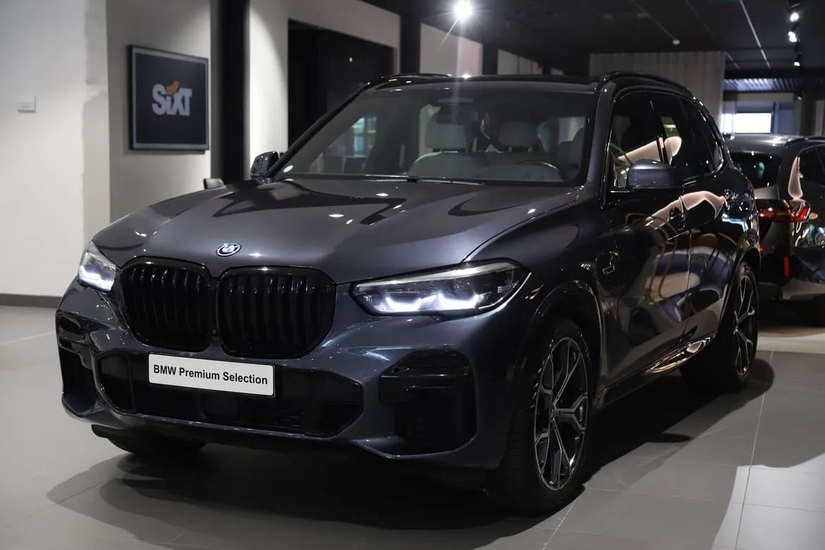 Vehicle image 4