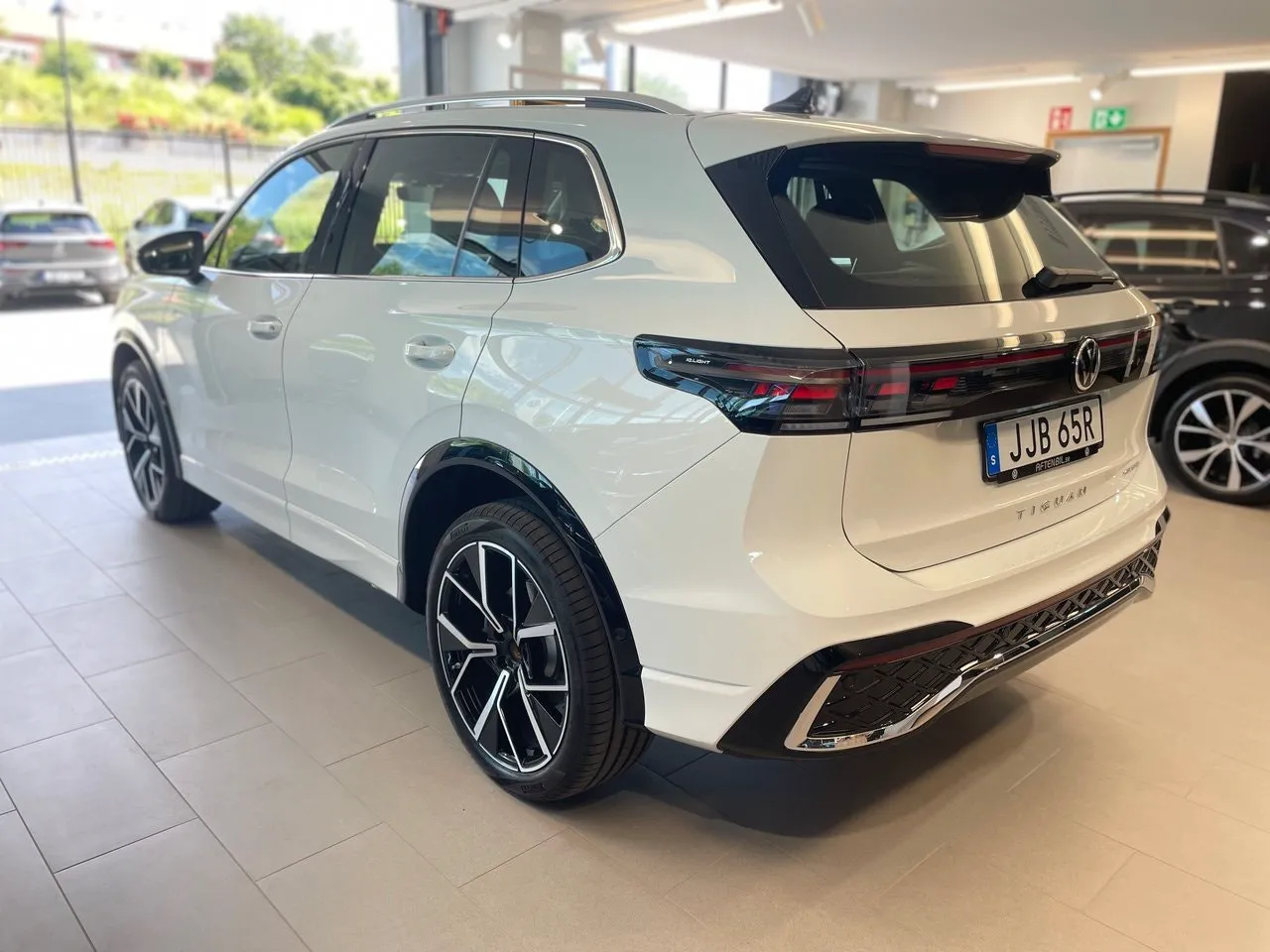 Vehicle image 6