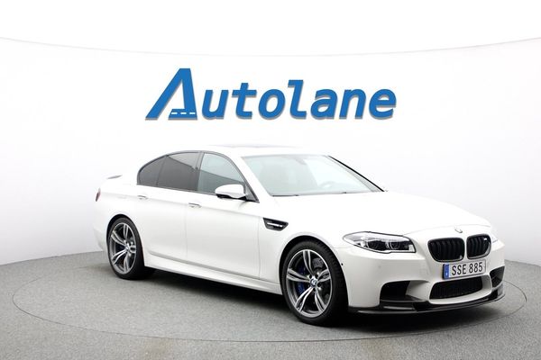 BMW M5 DCT Akrapovic, B&O, HUD, Taklucka, Soft Close - 2015