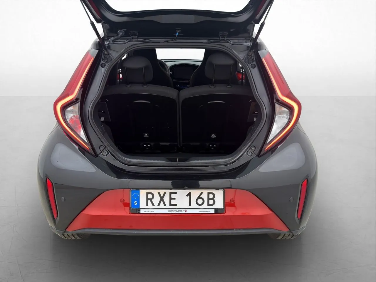 Vehicle image 16