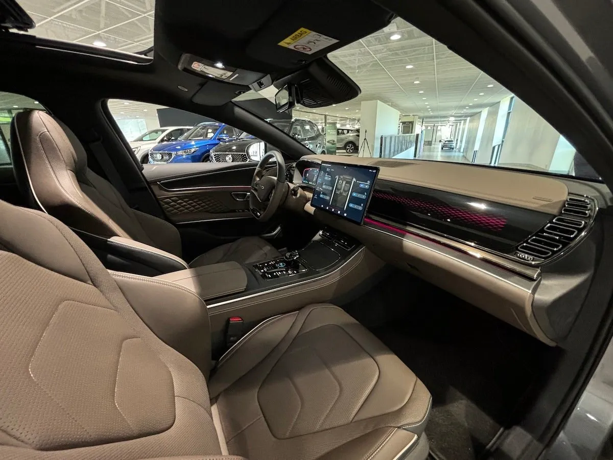 Vehicle image 9