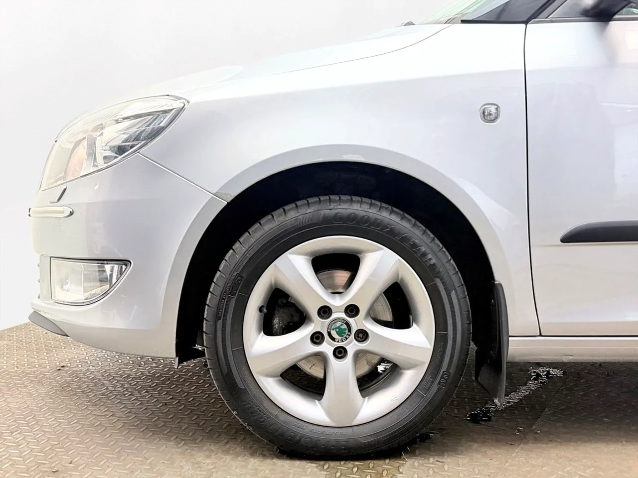 Vehicle image 8