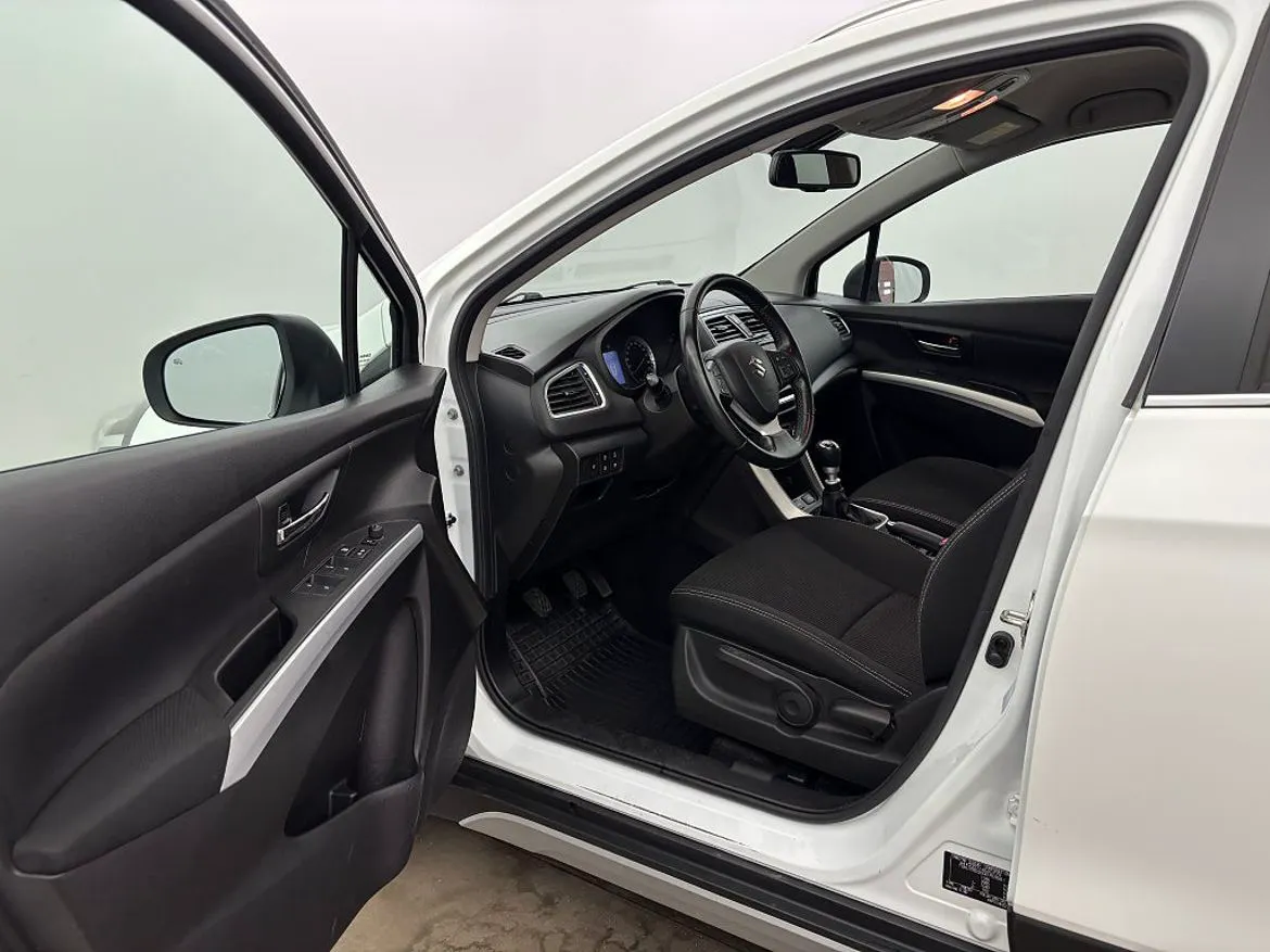 Vehicle image 10