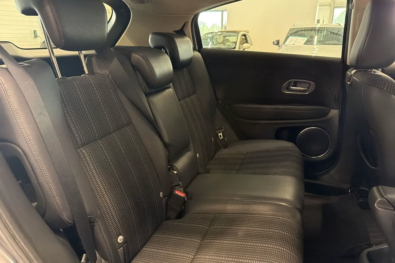 Vehicle image 18