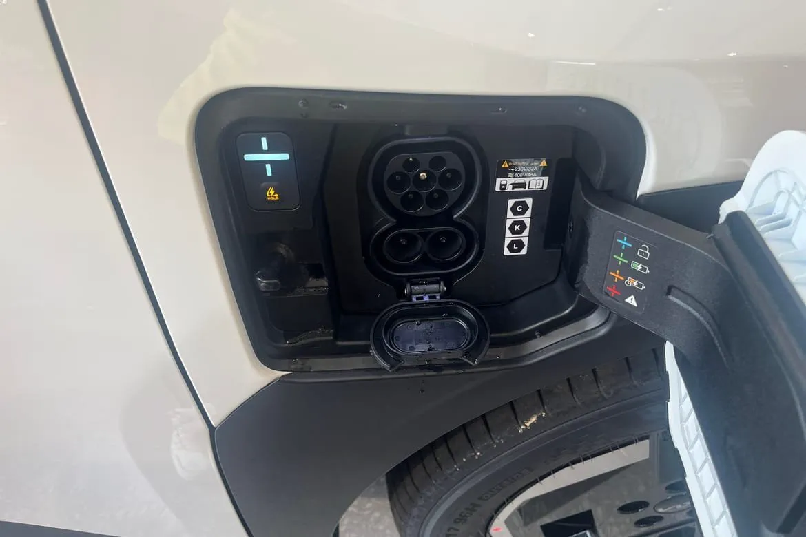 Vehicle image 14