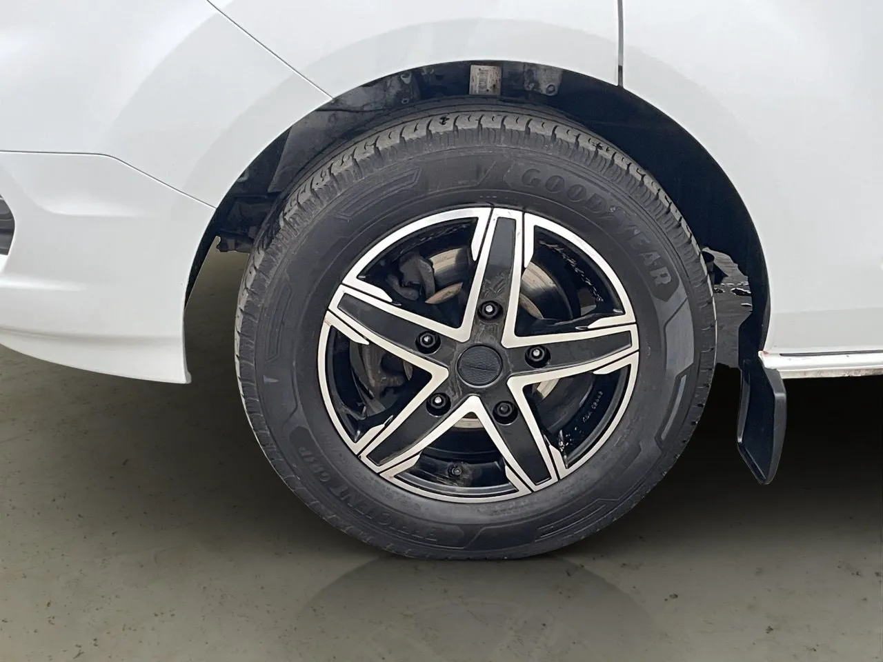 Vehicle image 26