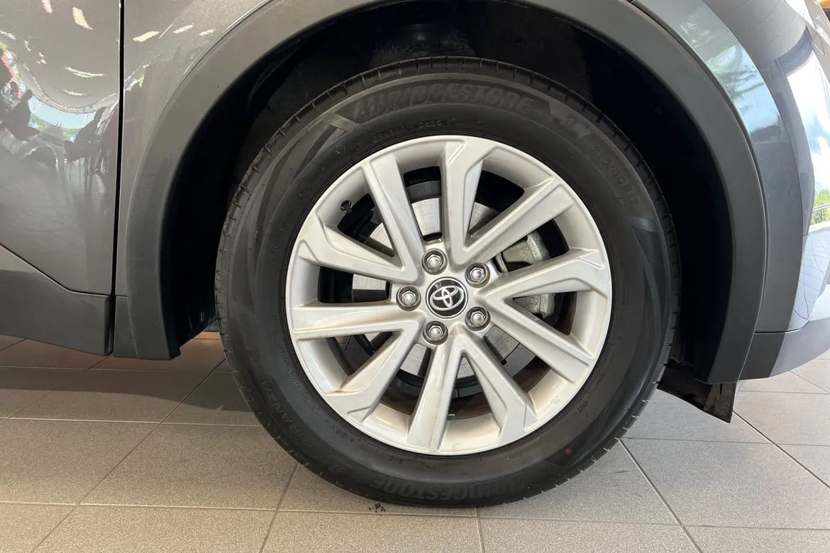 Vehicle image 16
