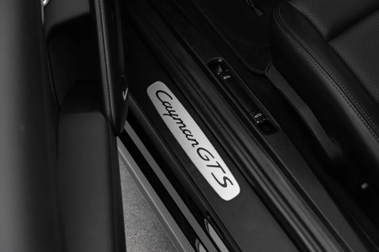 Vehicle image 18