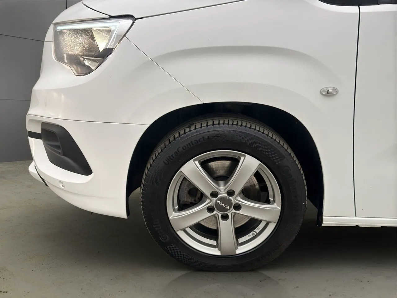 Vehicle image 25