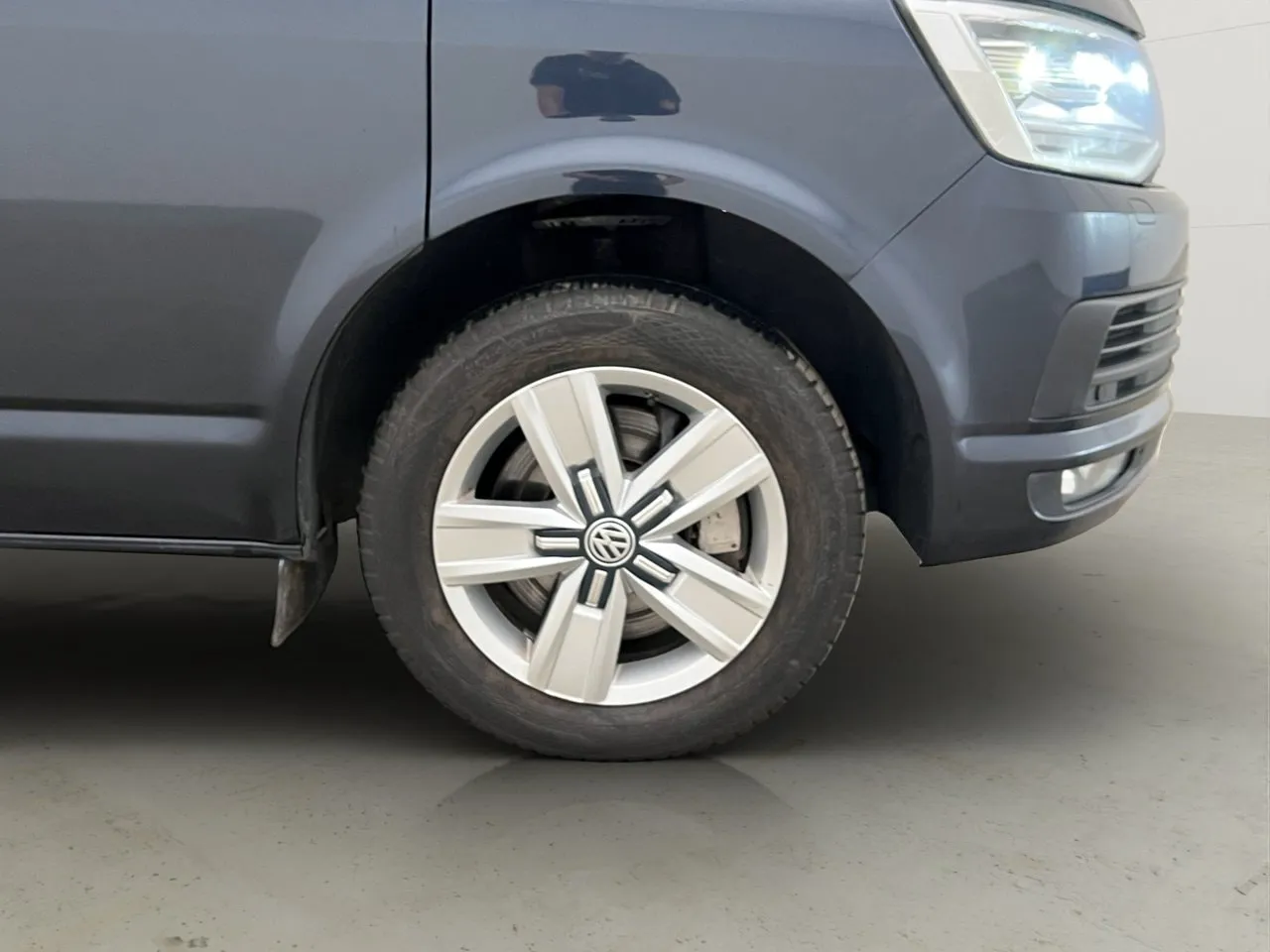 Vehicle image 27