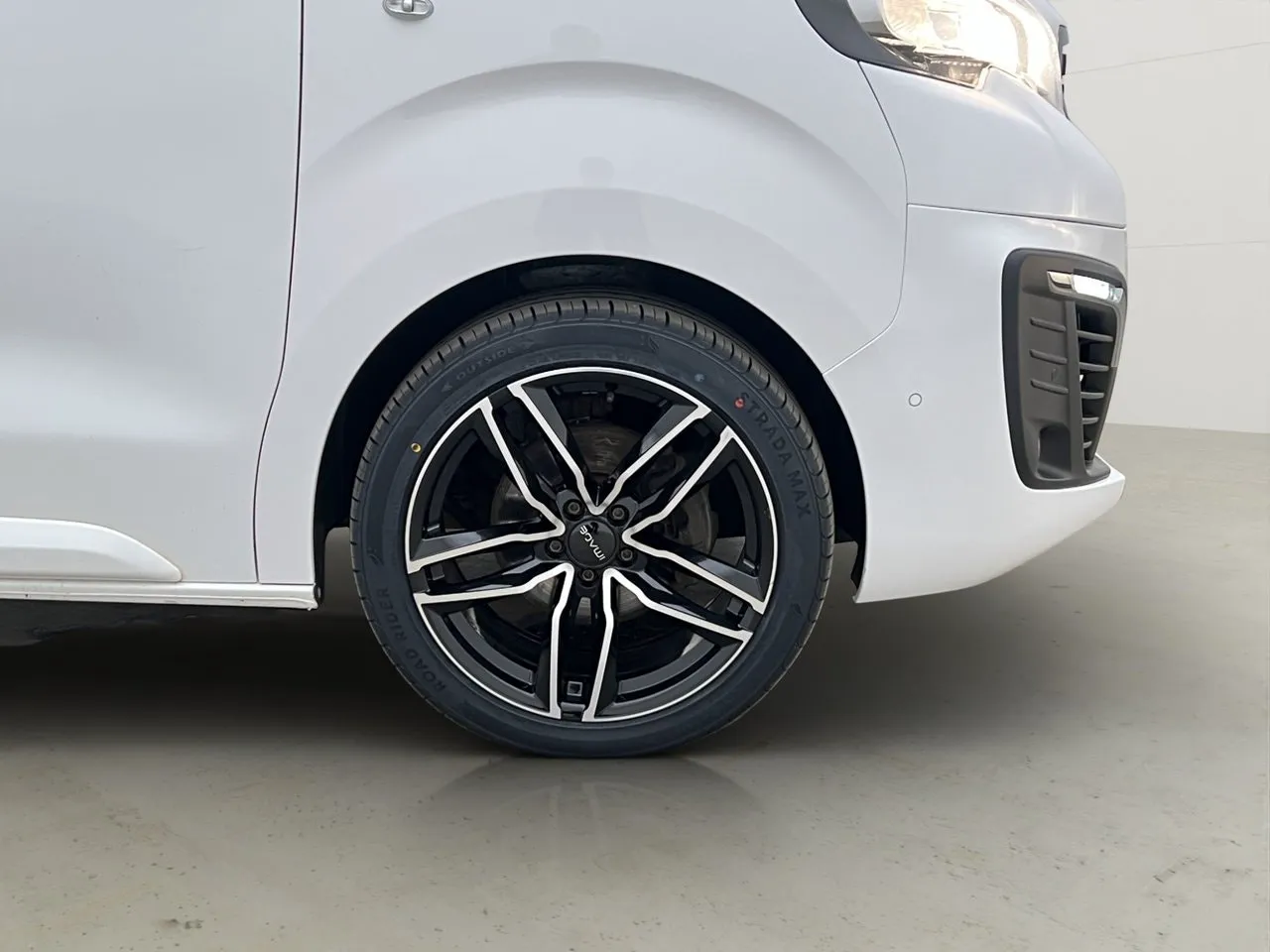 Vehicle image 32