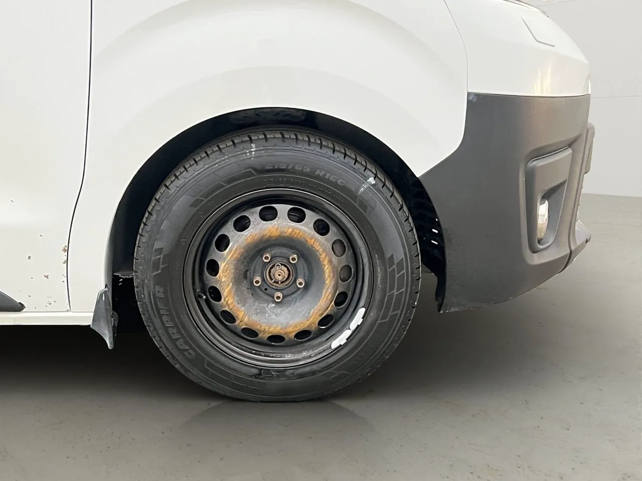 Vehicle image 32