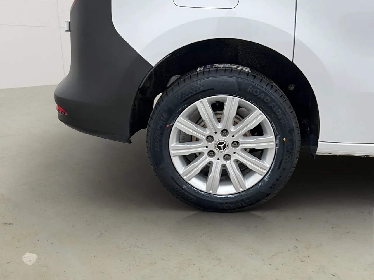 Vehicle image 28