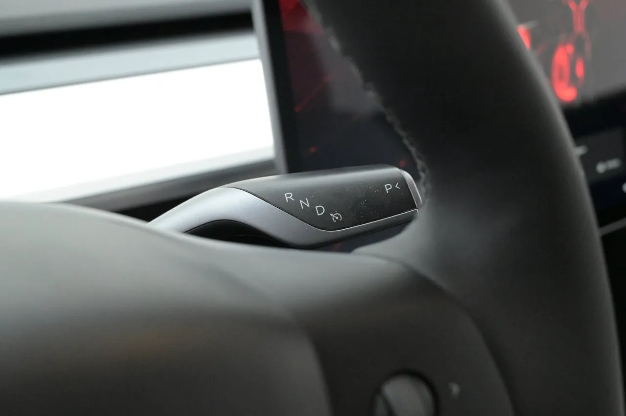 Tesla Model Y bild 8