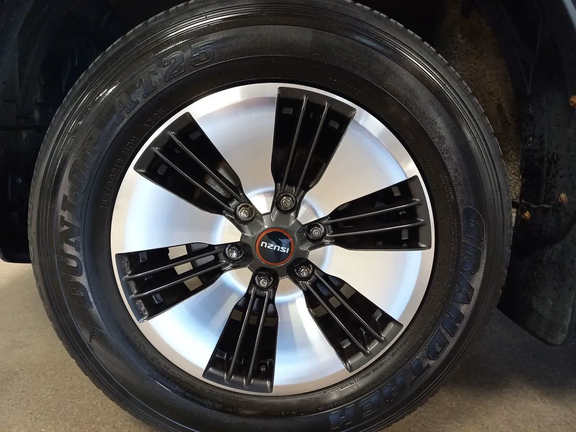 Vehicle image 9