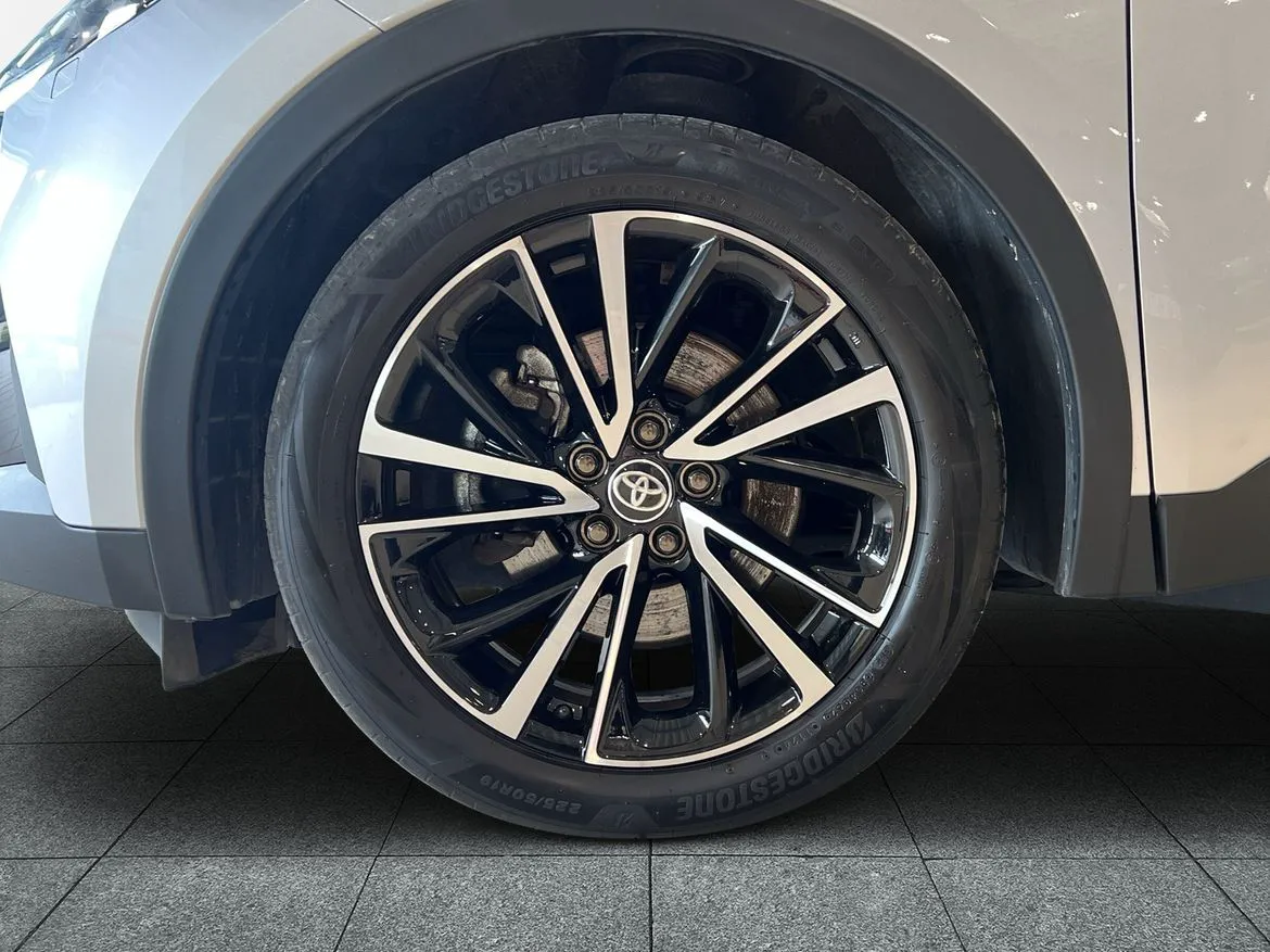 Vehicle image 15