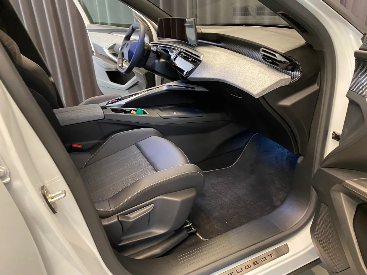 Vehicle image 33