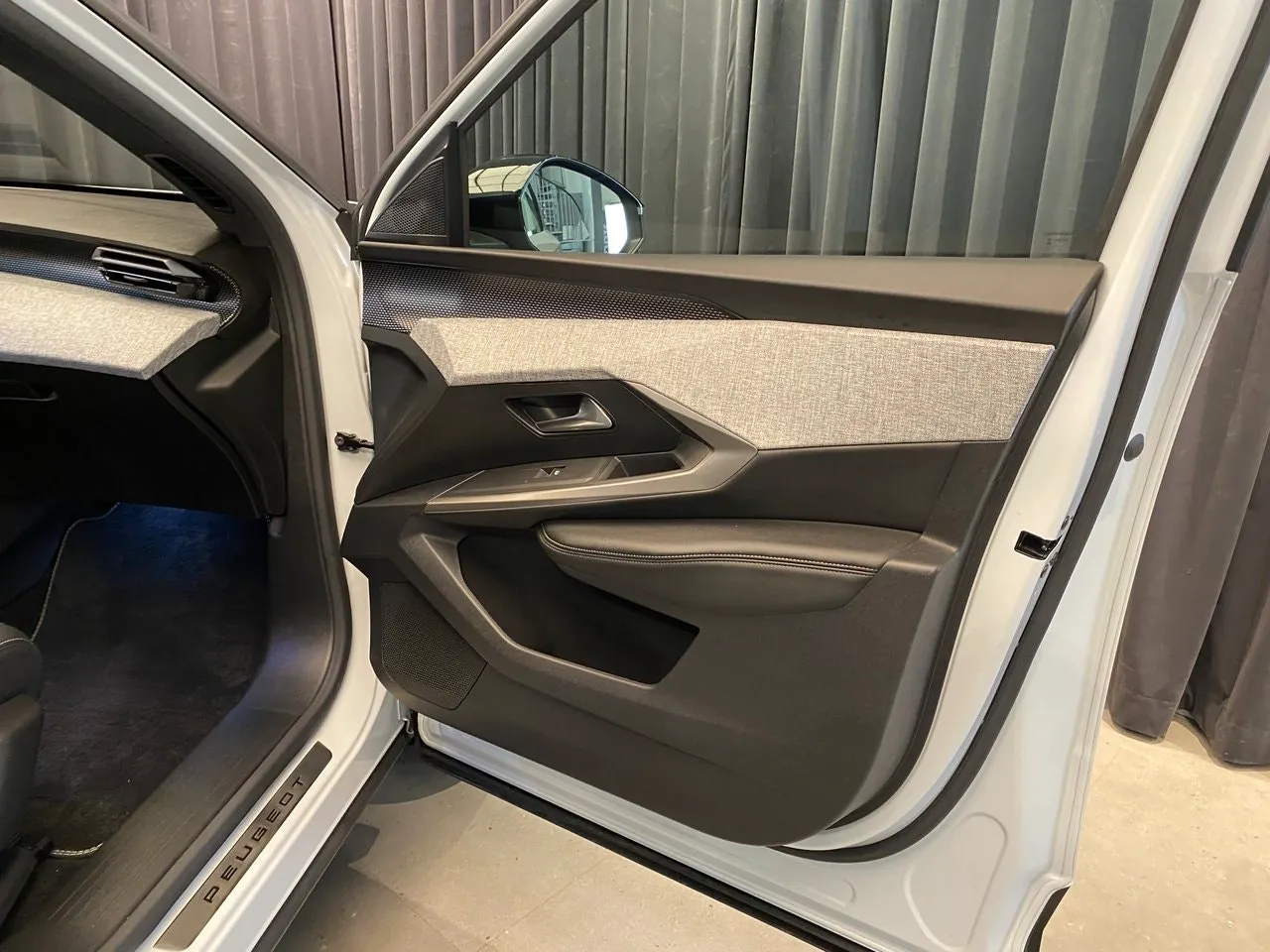 Vehicle image 32