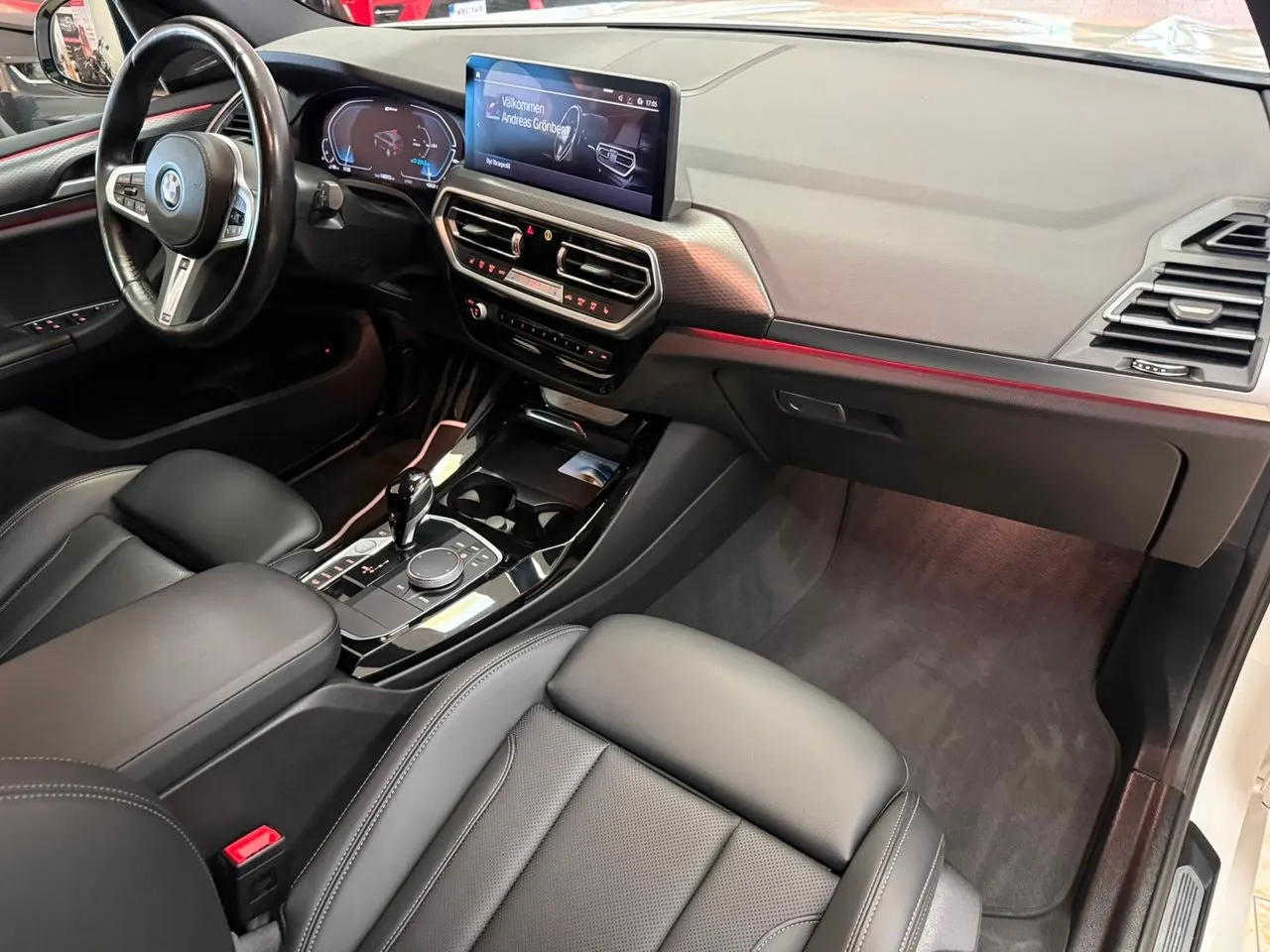Vehicle image 15
