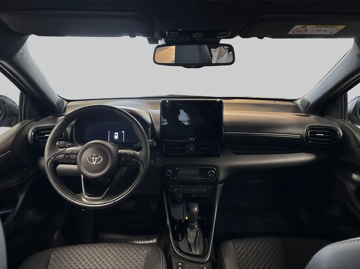 Vehicle image 10