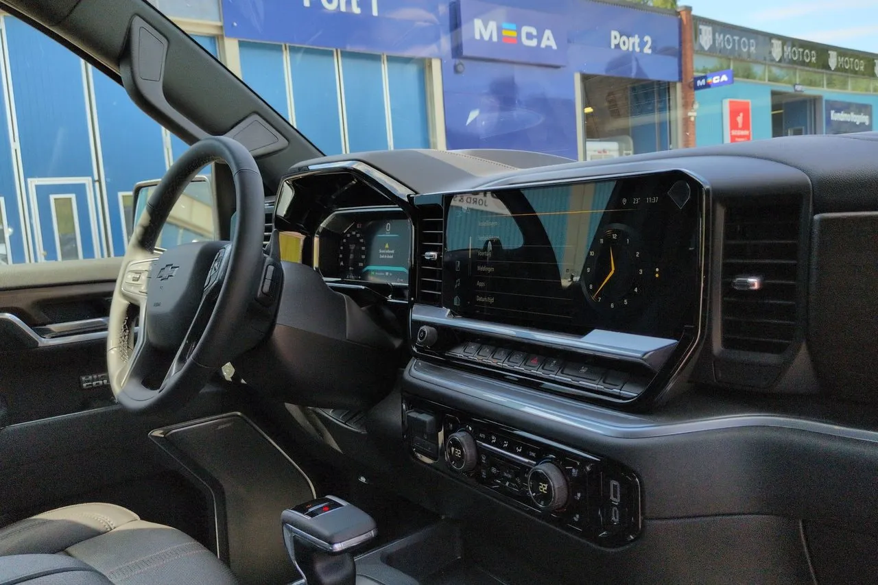 Vehicle image 16