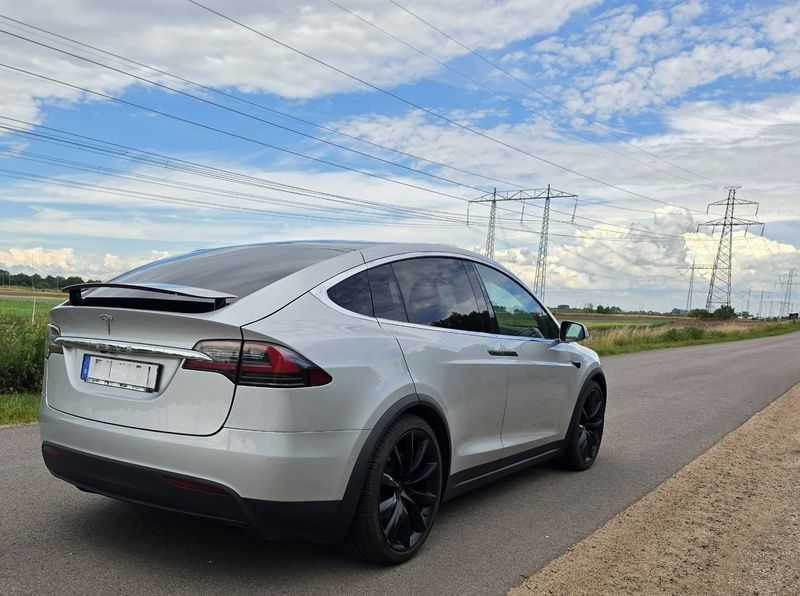 Tesla Model X bild 11