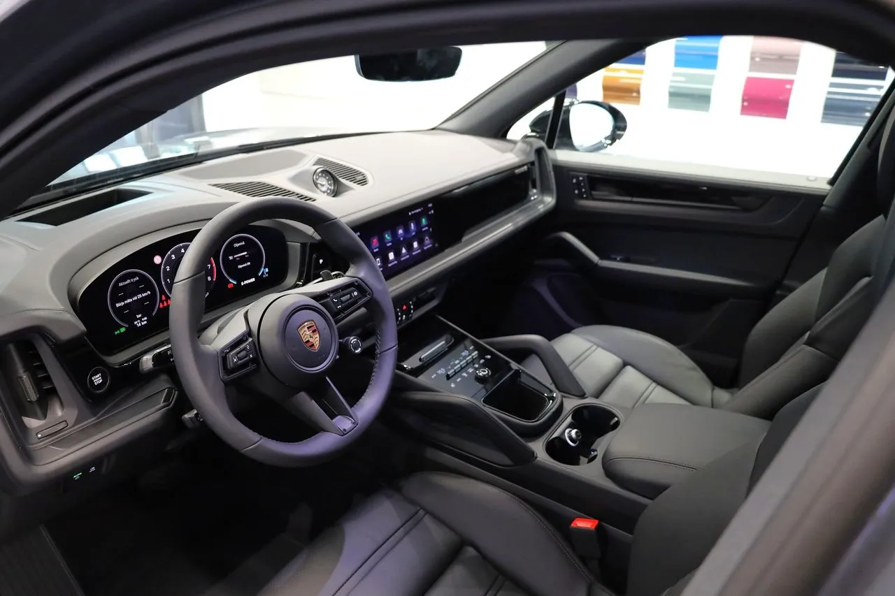 Vehicle image 15