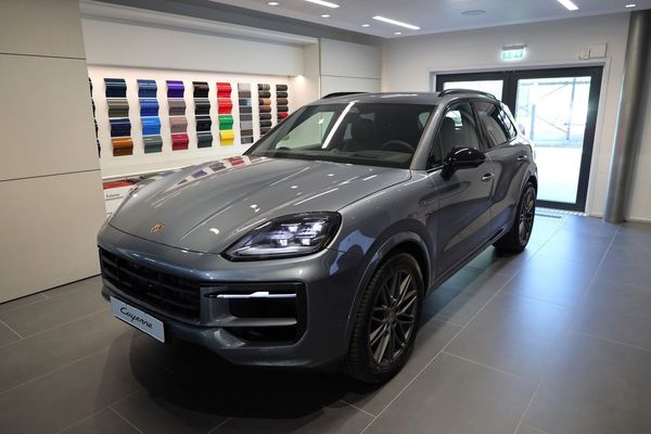 Porsche Cayenne E-Hybrid / Black Edition - 2026