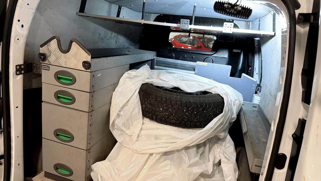 Vehicle image 10