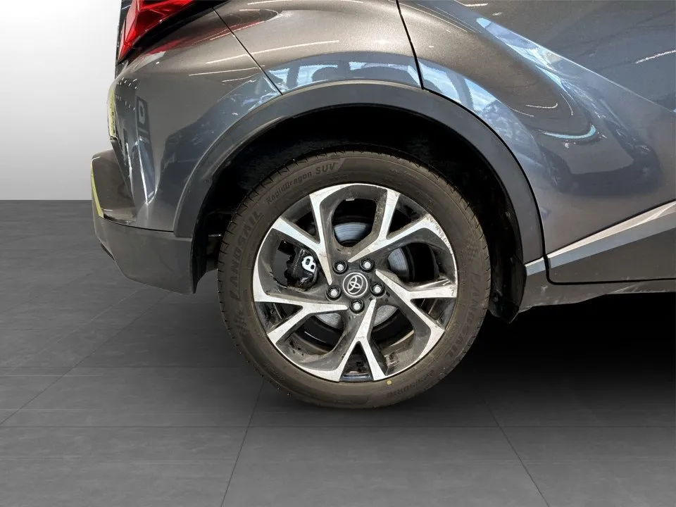 Vehicle image 13