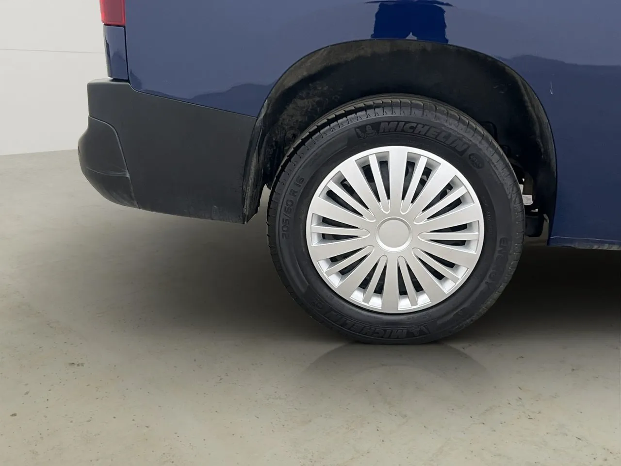 Vehicle image 33