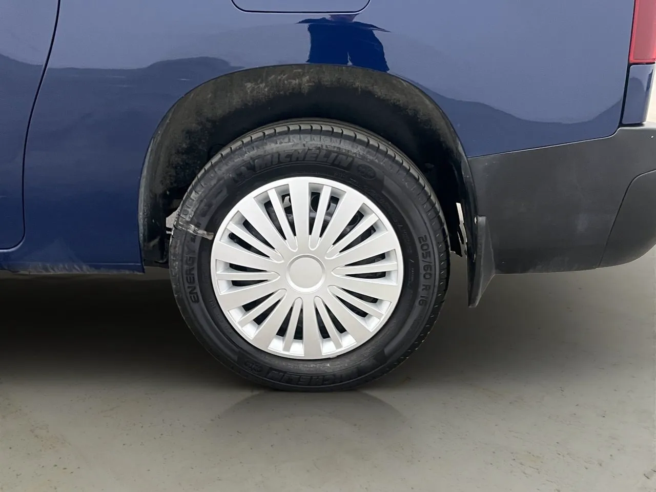 Vehicle image 32