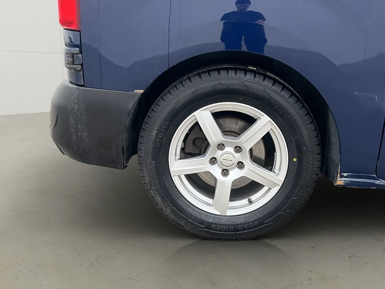 Vehicle image 32