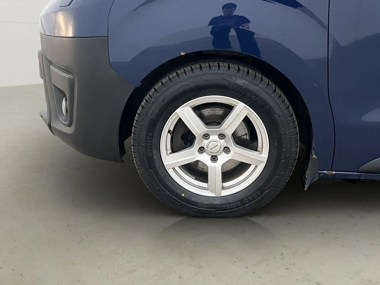 Vehicle image 30
