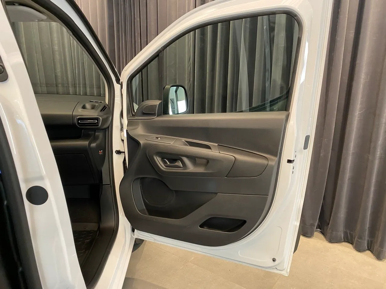 Vehicle image 33