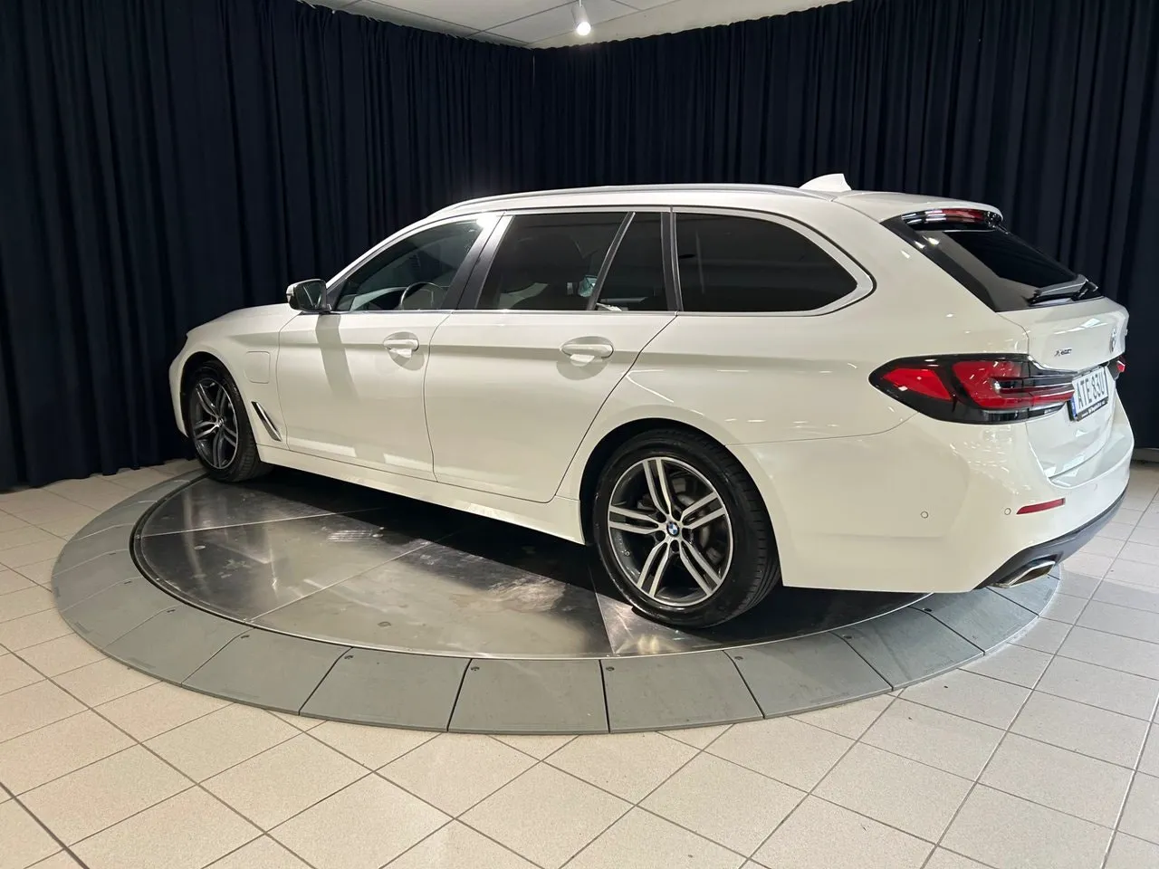 Vehicle image 5