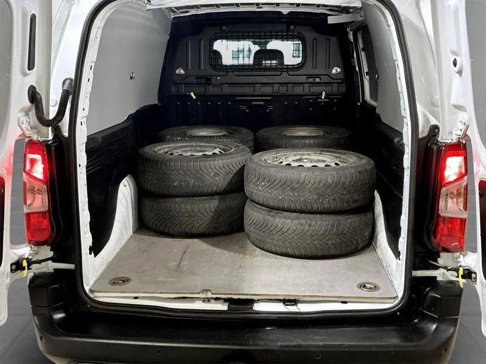 Vehicle image 18