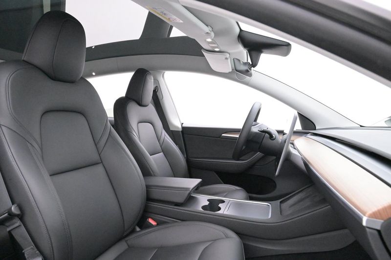 Tesla Model Y bild 12