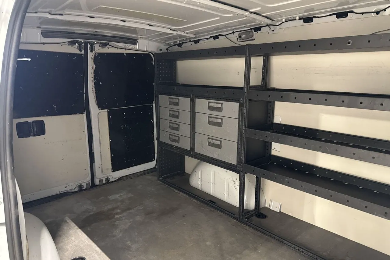 Vehicle image 15